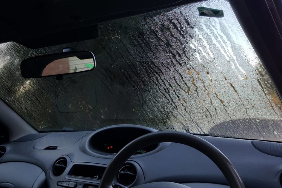 5 Tips Mengatasi Kaca Mobil Berembun Saat Hujan