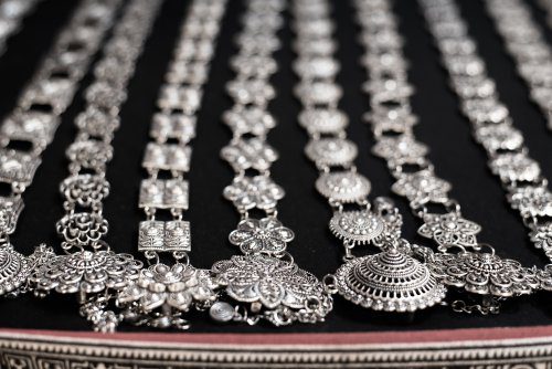 Ini 7 Cara Membersihkan Perhiasan Perak Agar Tetap Mengilap (Updated 2021)