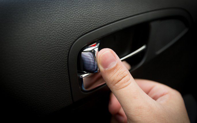 5 Cara Membuka Pintu Mobil yang Terkunci dari Dalam