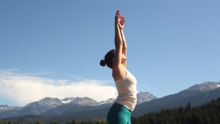 3 Versi Gerakan Yoga ‘Sun Salutation’, Anti Mager di Akhir Pekan