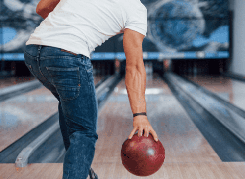 4 Teknik Memegang Bola Bowling yang Baik dan Benar