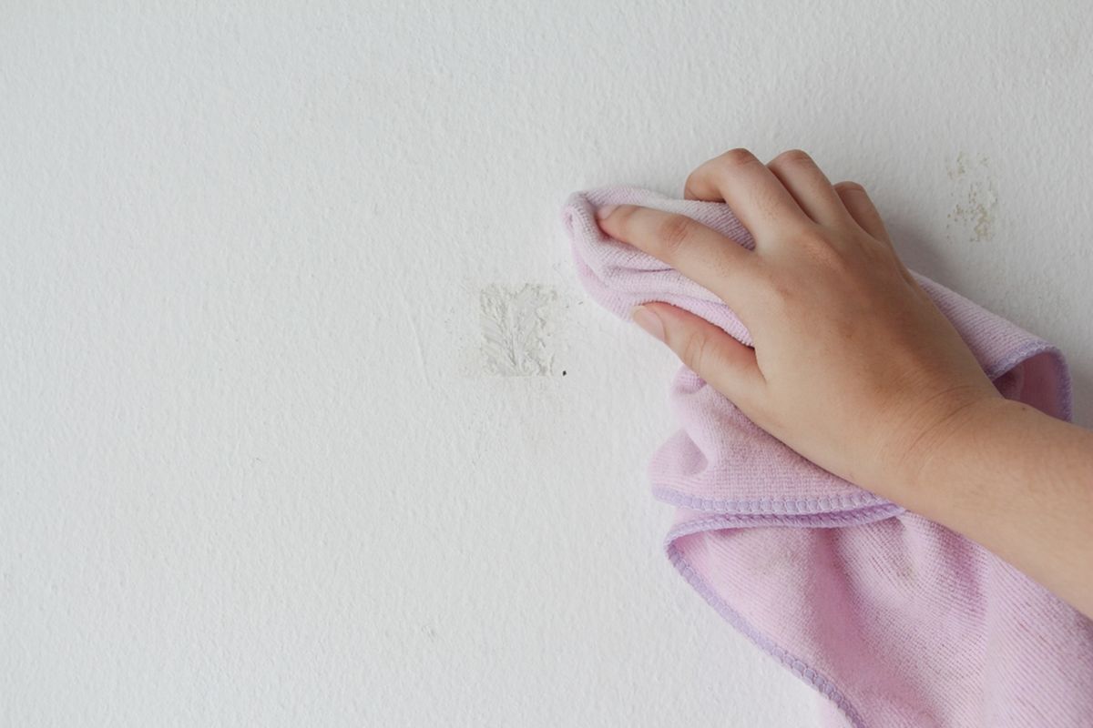 Tips Efektif Membersihkan Noda Bekas Stiker di Berbagai Permukaan