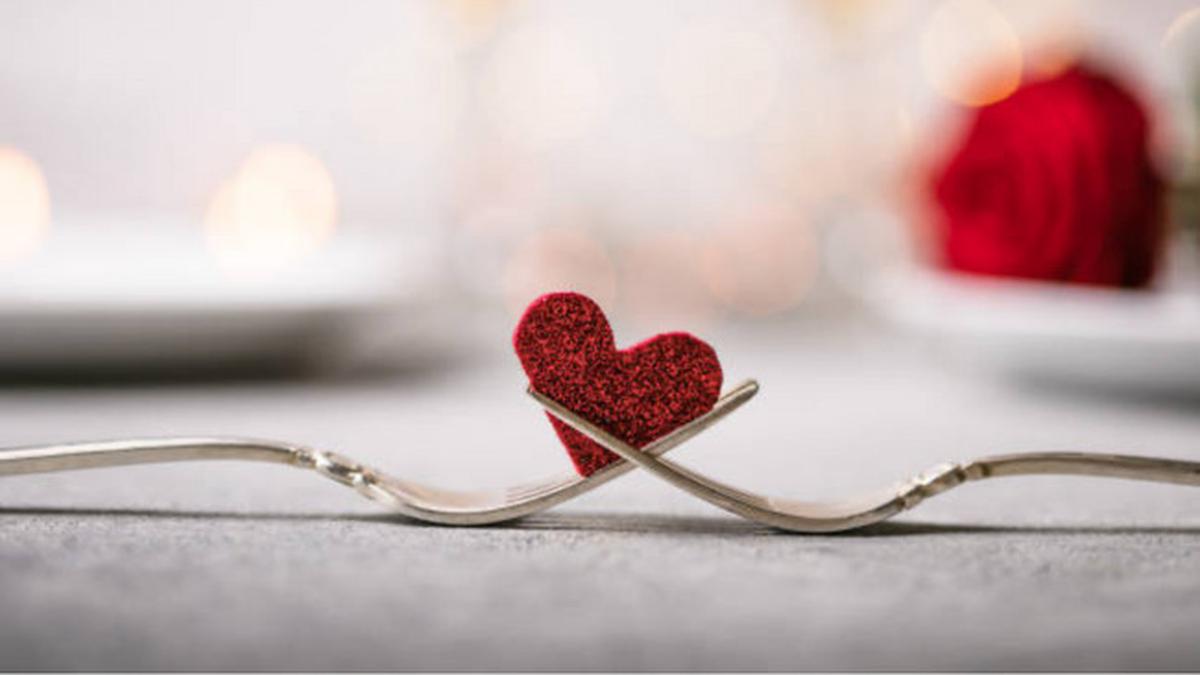 13 Tradisi Unik Valentine di Berbagai Negara: Dari Memahat Sendok Kayu hingga Pernikahan Massal