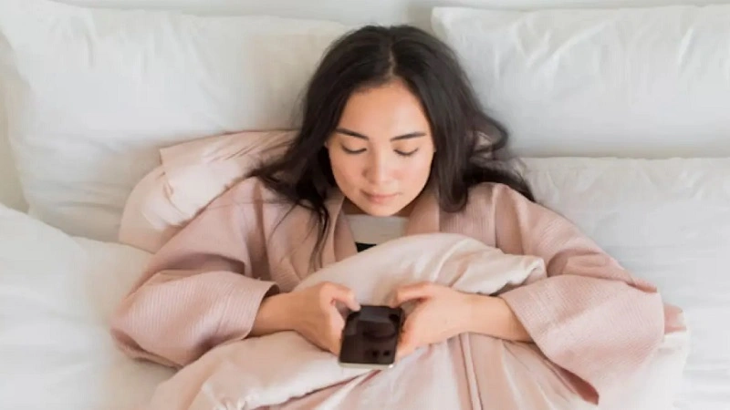 Psikologi Mengungkap: 8 Ciri Orang yang Langsung Mengecek Ponsel Saat Bangun Tidur, Nomor Terakhir Sering Tidak Disadari