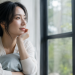 10 Kebiasaan Halus yang Membuat Perempuan Terlihat Jauh Lebih Elegan Menurut Psikologi
