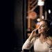 Perempuan yang Menyukai Kafe Tenang dan Pencahayaan Lembut Menurut Psikologi