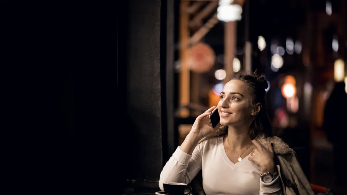 Si Paling Estetik? Ini 8 Ciri Kepribadian Perempuan yang Menyukai Kafe Tenang dan Pencahayaan Lembut Menurut Psikologi